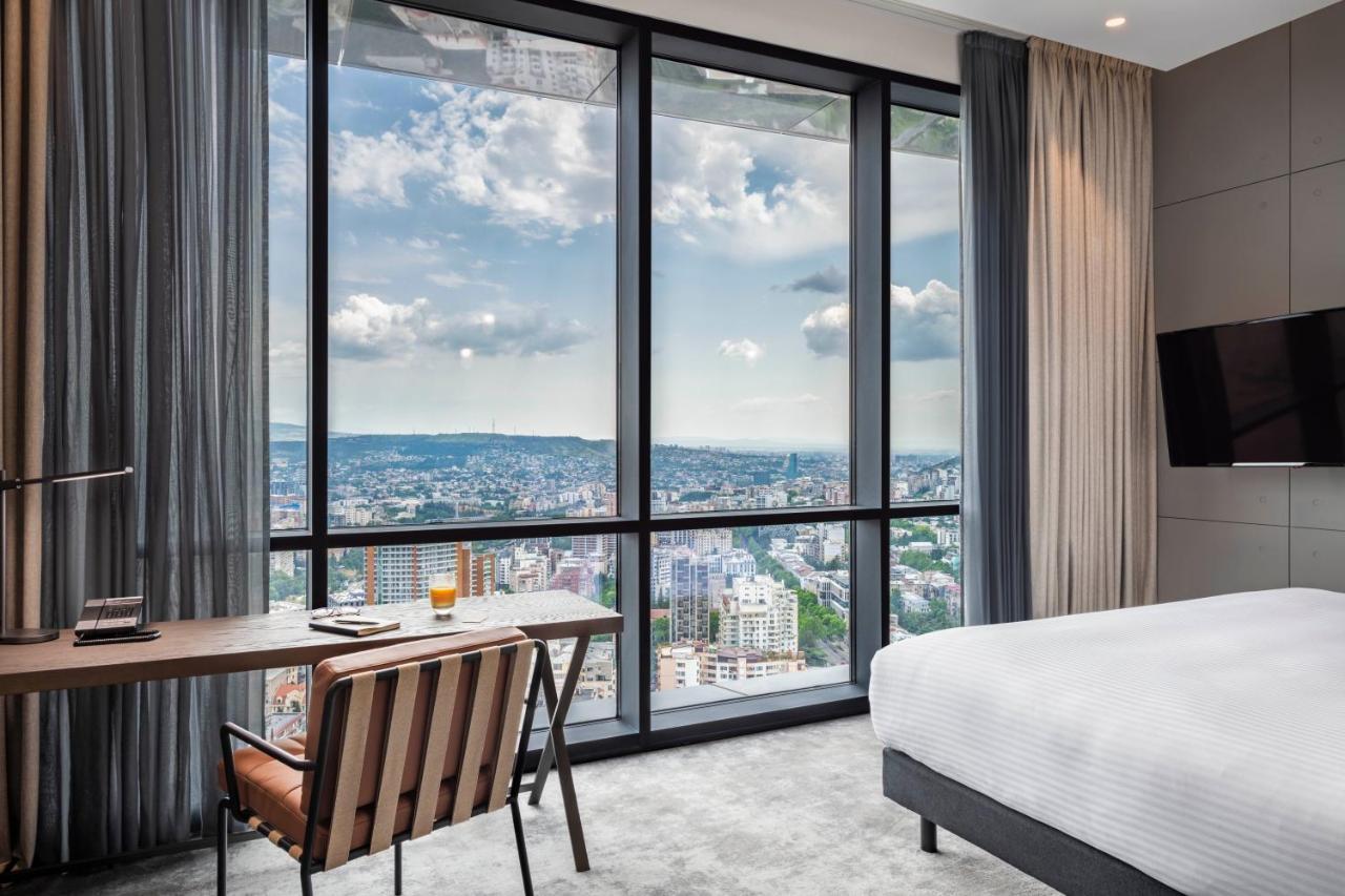 Pullman Tbilisi Axis Towers Hotel Luaran gambar A guest room at the hotel