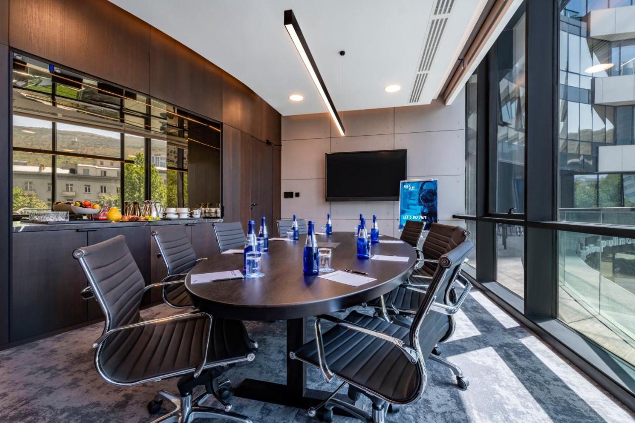 Pullman Tbilisi Axis Towers Hotel Luaran gambar Meeting room at the hotel