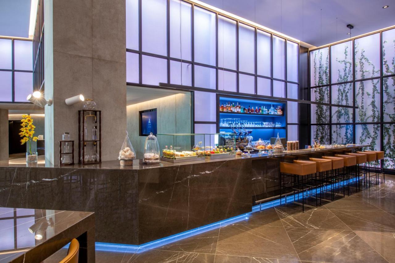 Pullman Tbilisi Axis Towers Hotel Luaran gambar The bar at the lounge
