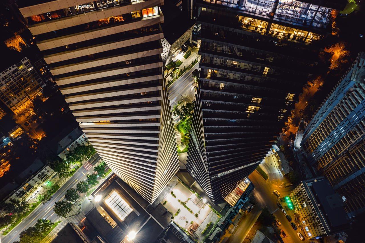 Pullman Tbilisi Axis Towers Hotel Luaran gambar Aerial view of the building at night