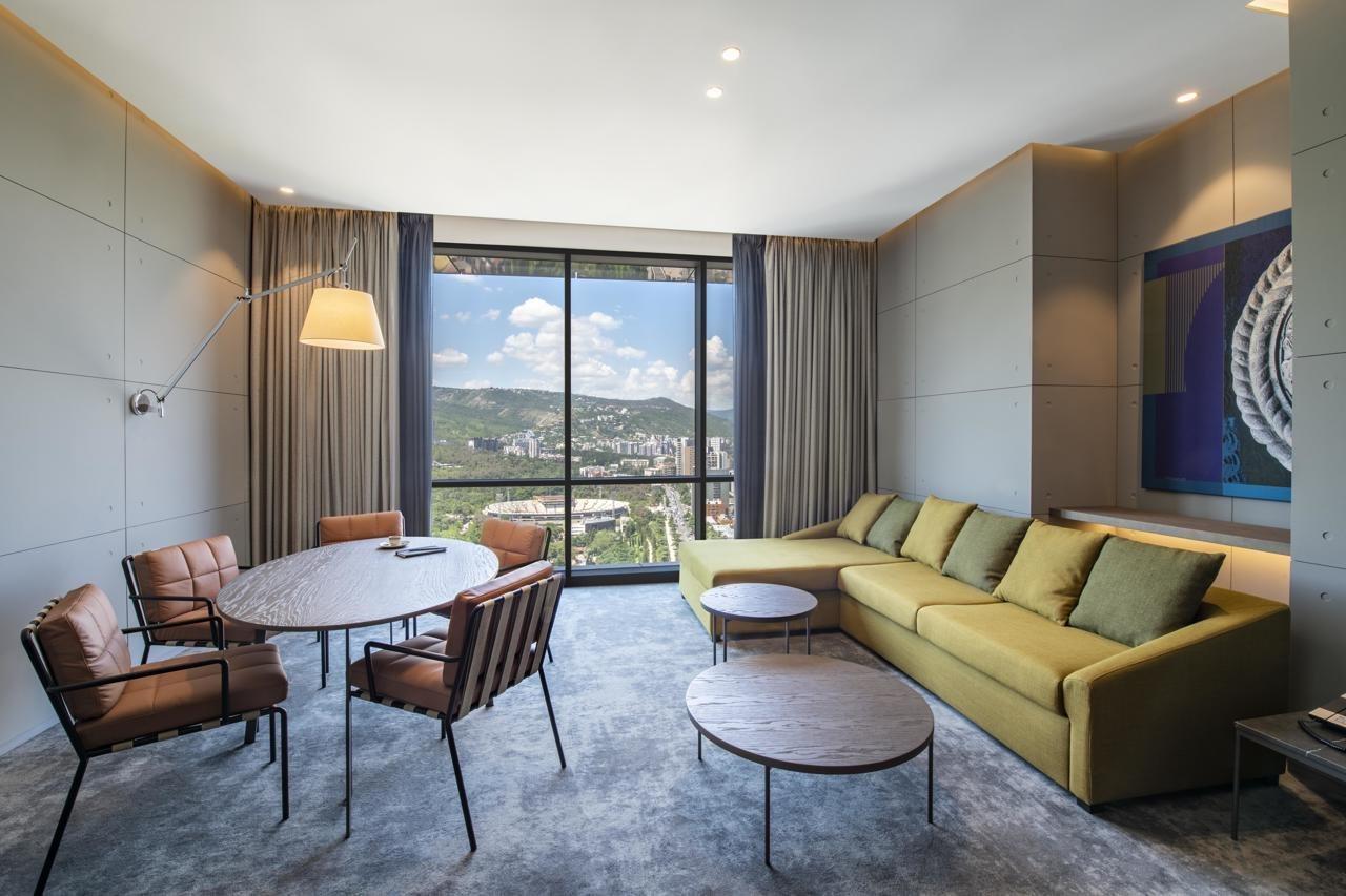 Pullman Tbilisi Axis Towers Hotel Luaran gambar Living room